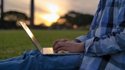 Dając wiarę temu, co znajduje się w Internecie, nieomal straciłem szansę na przyjęcie łaski Boga Wszechmogącego dni ostatecznych (Część 1)